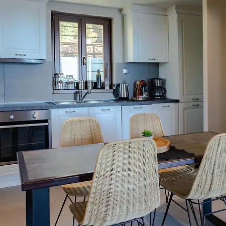 Willa Gems Of Pinakates